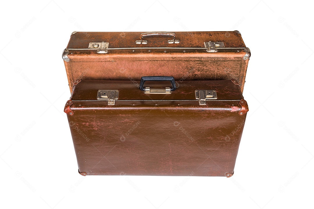 Duas velhas malas marrons de fibra soviética isoladas em fundo branco.