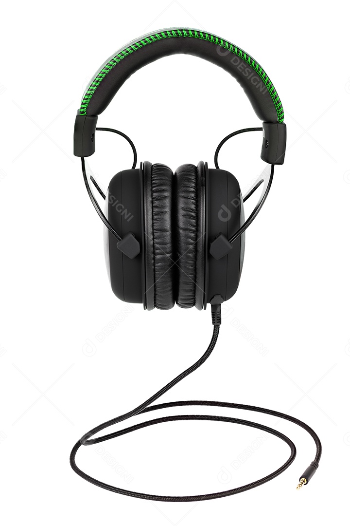 Visão próxima de fones de ouvido pretos para jogos com fio e microfone isolado em fundo branco.