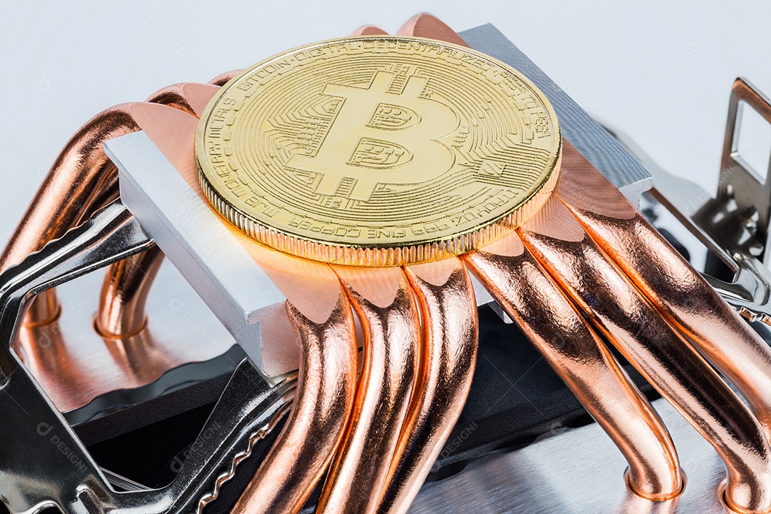 Resfriamento do Bitcoin Shiner em um moderno radiador de calor em torre de cobre