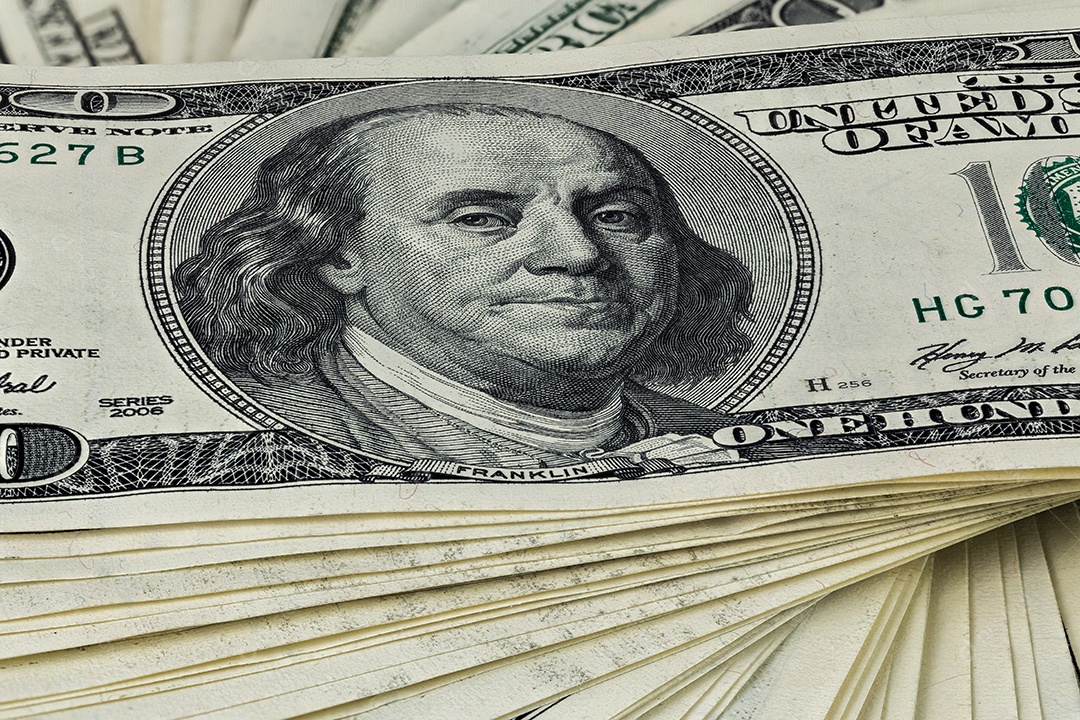 Muitos dólares esparramando sobre fundo