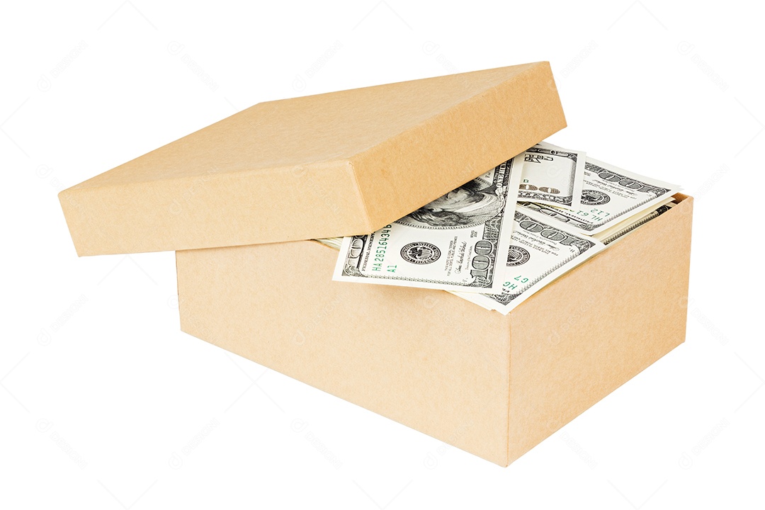 Uma pequena caixa de papelão cheia de notas de dólar isoladas em fundo branco
