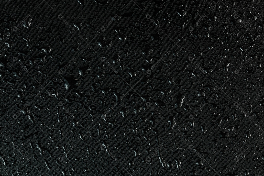Fundo macro da superfície de borracha plana preta com gotas de água
