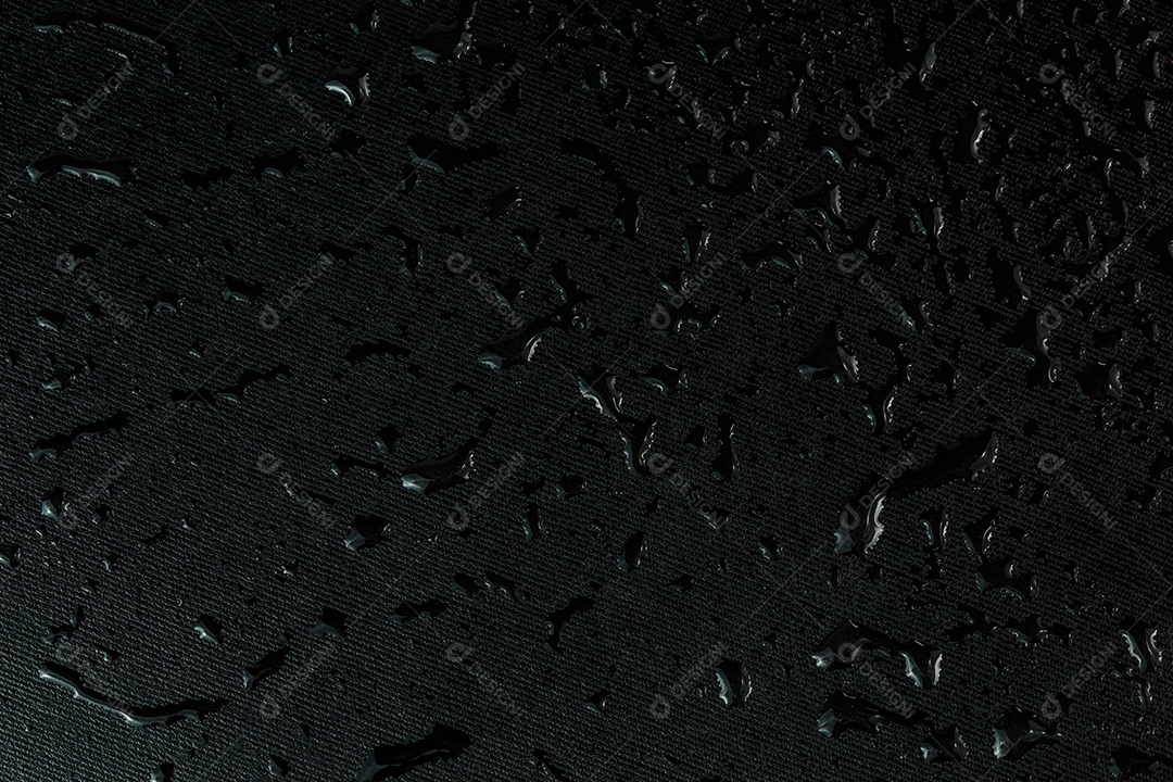 Fundo macro da superfície de borracha plana preta com gotas de água