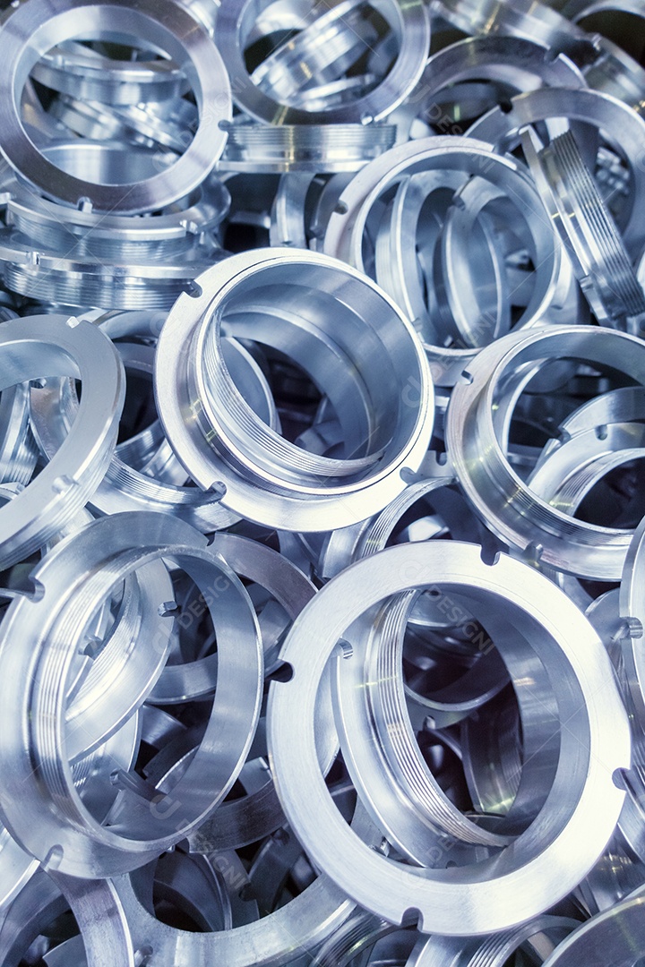 Lote de peças metálicas brilhantes usinadas