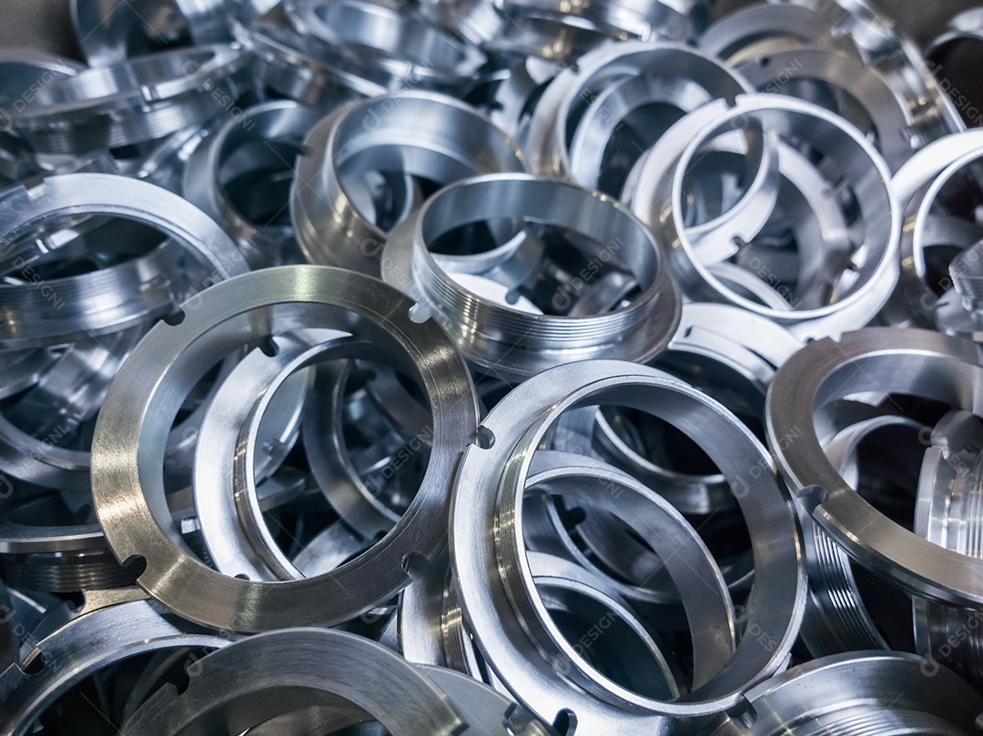 Lote de peças metálicas brilhantes usinadas