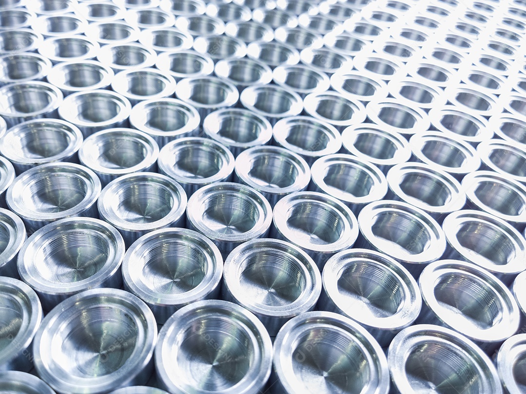 Lote de peças metálicas brilhantes usinadas