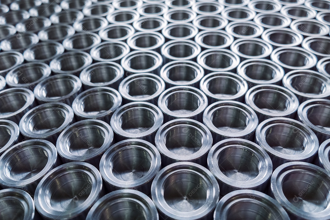 Lote de peças metálicas brilhantes usinadas