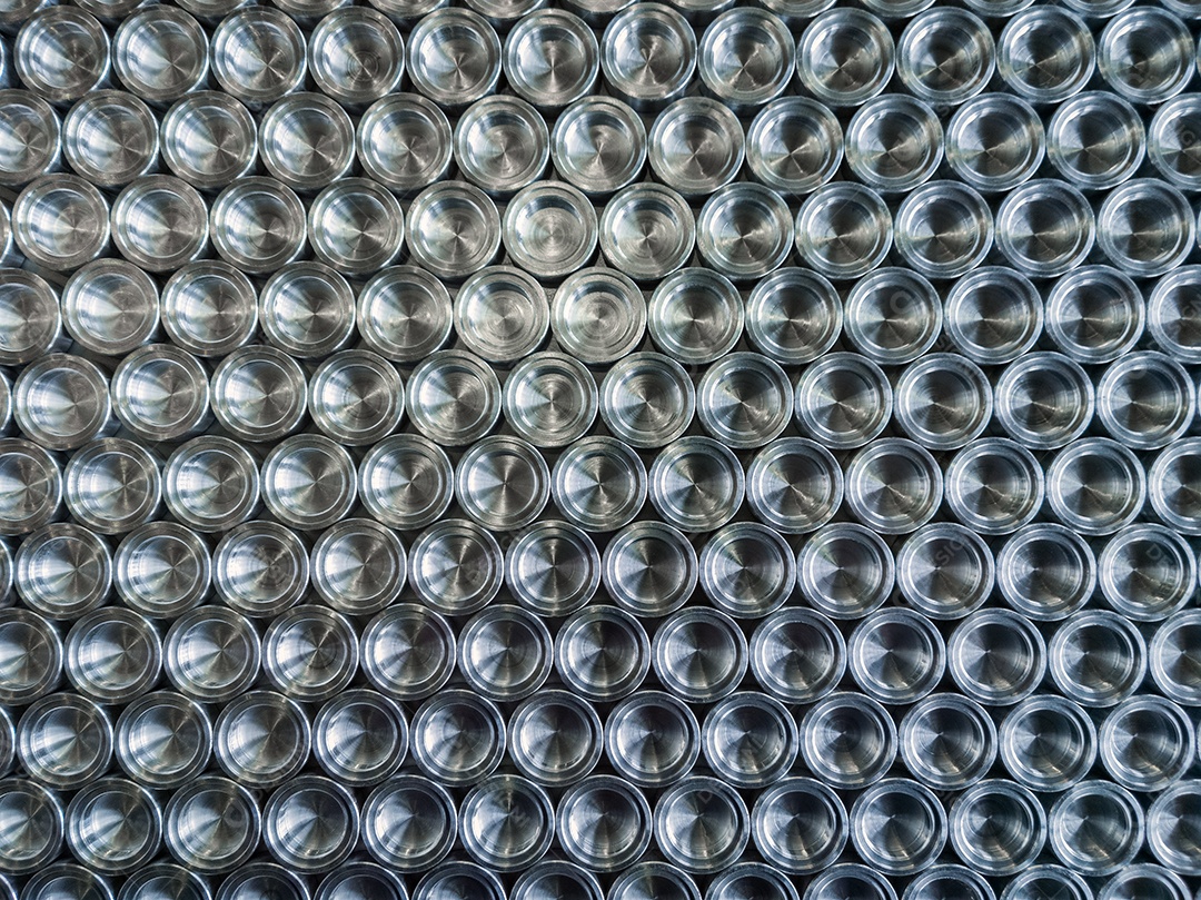 Lote de peças metálicas brilhantes usinadas