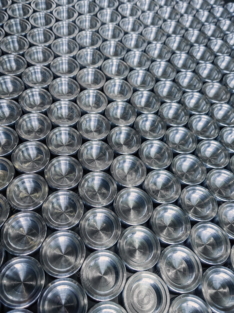 Lote de peças metálicas brilhantes usinadas