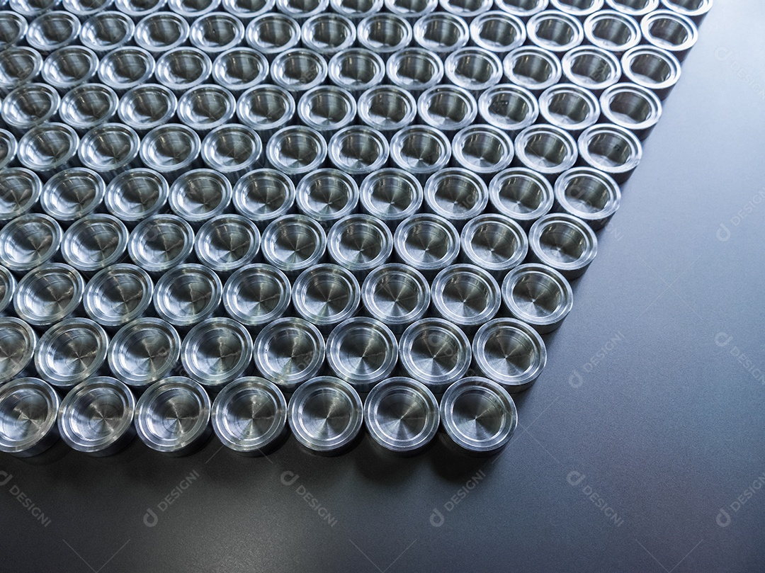 Lote de peças metálicas brilhantes usinadas