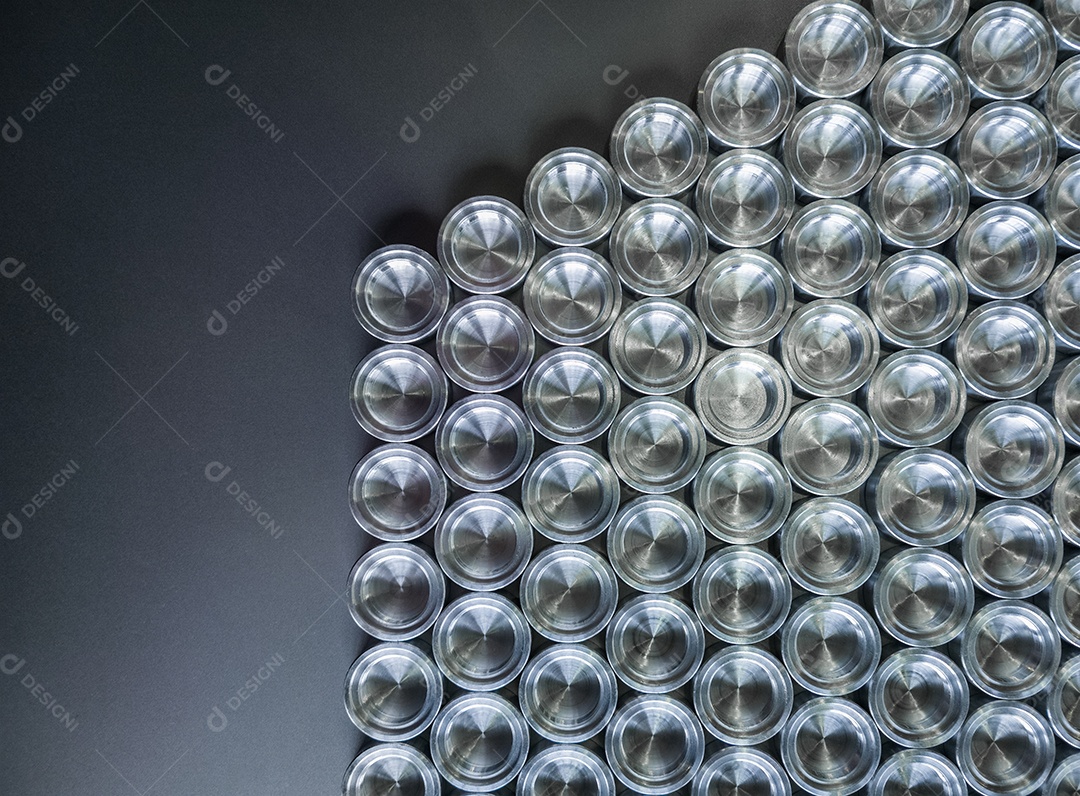 Lote de peças metálicas brilhantes usinadas