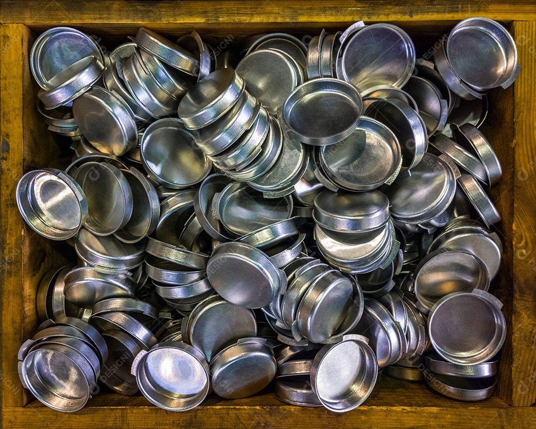 Lote de caixas com tampas de metal brilhantes estampadas