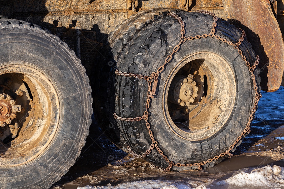 Rodas sujas com corrente