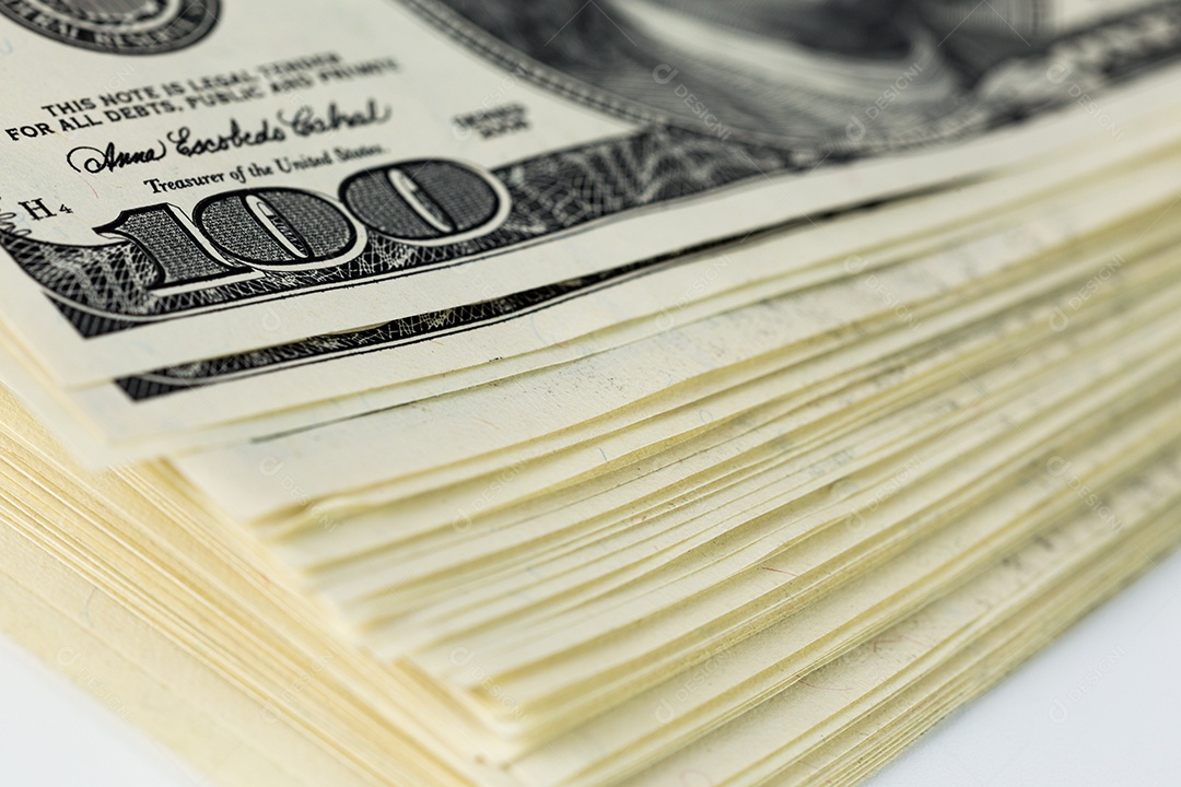 Notas de dólares sobre uma mesa