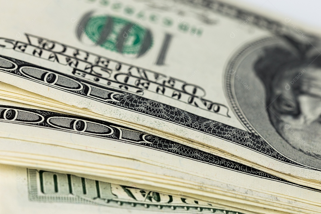 Notas de dólares sobre uma mesa