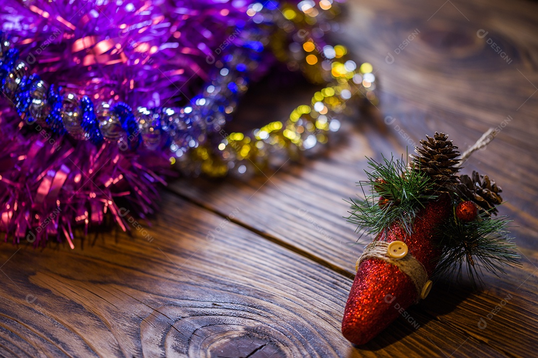 Composição de férias de Natal com cone de glitter vermelho em enfeites coloridos