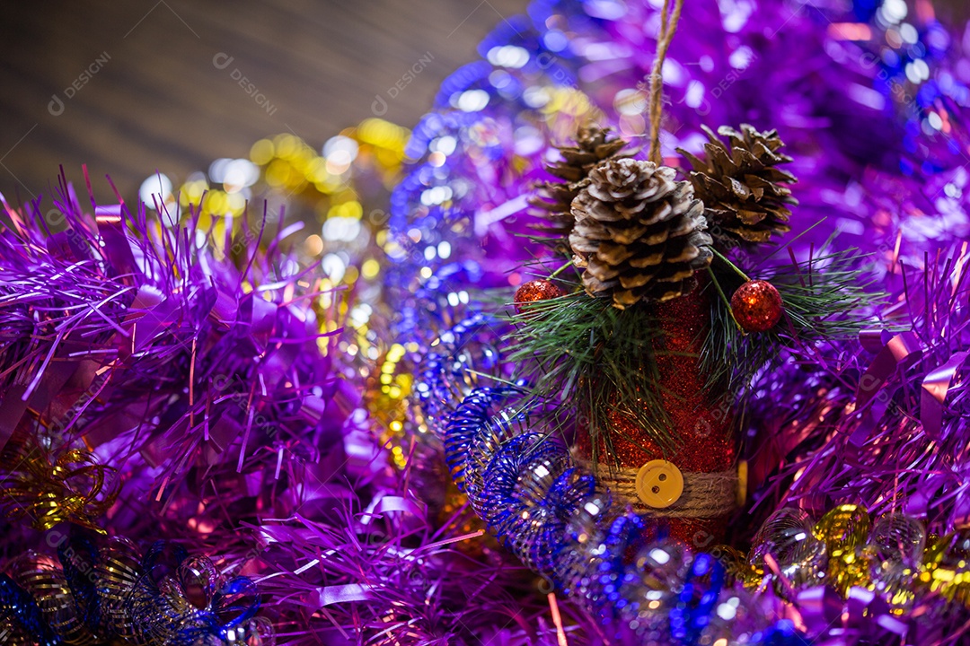 Composição de férias de Natal com cone de glitter vermelho em enfeites coloridos