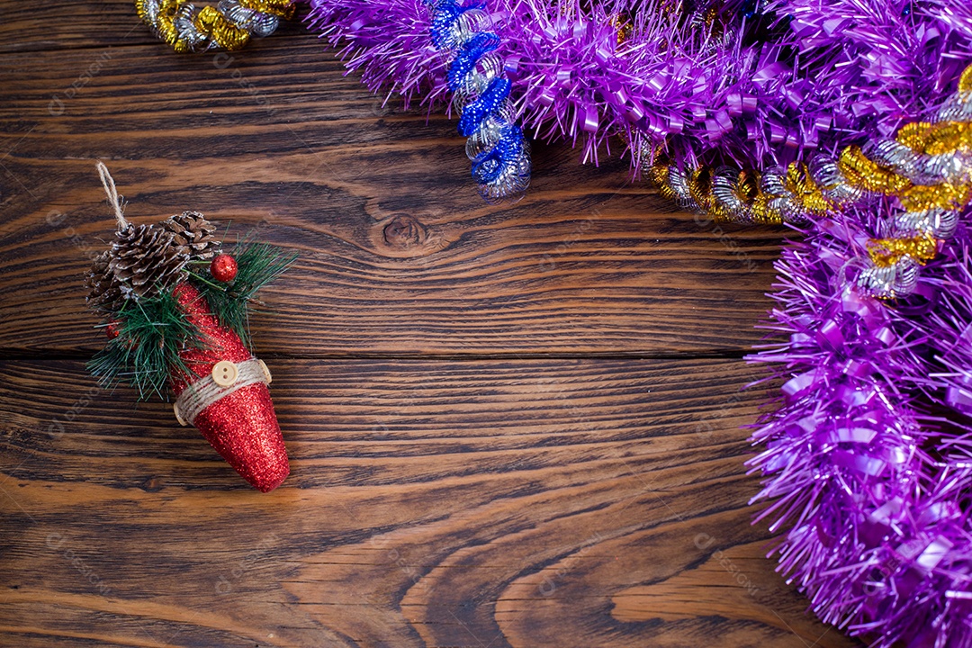 Composição de férias de Natal com cone de glitter vermelho em enfeites coloridos