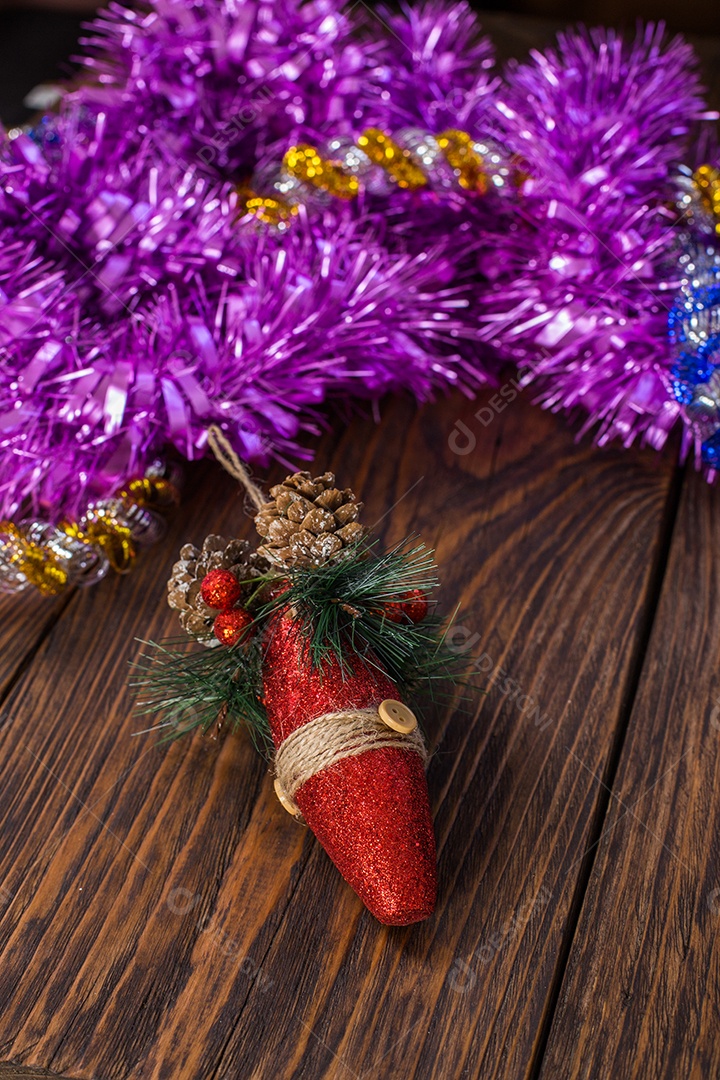 Composição de férias de Natal com cone de glitter vermelho em enfeites coloridos