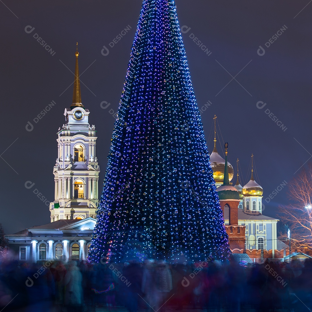 Árvore de Natal à noite na praça central da cidade com a multidão desfocada pela longa exposição Tula Rússia