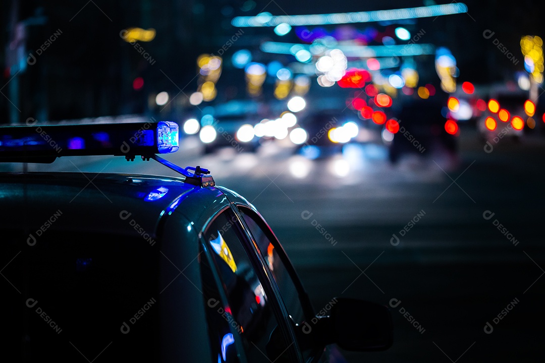 Luzes noturnas de carros de polícia na cidade  close-up com foco seletivo e bokeh