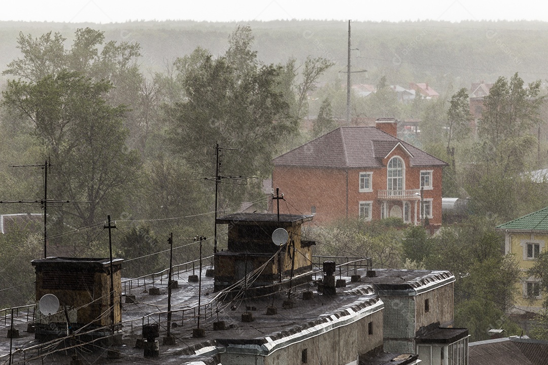 Telhados de subúrbios russos sob forte chuva