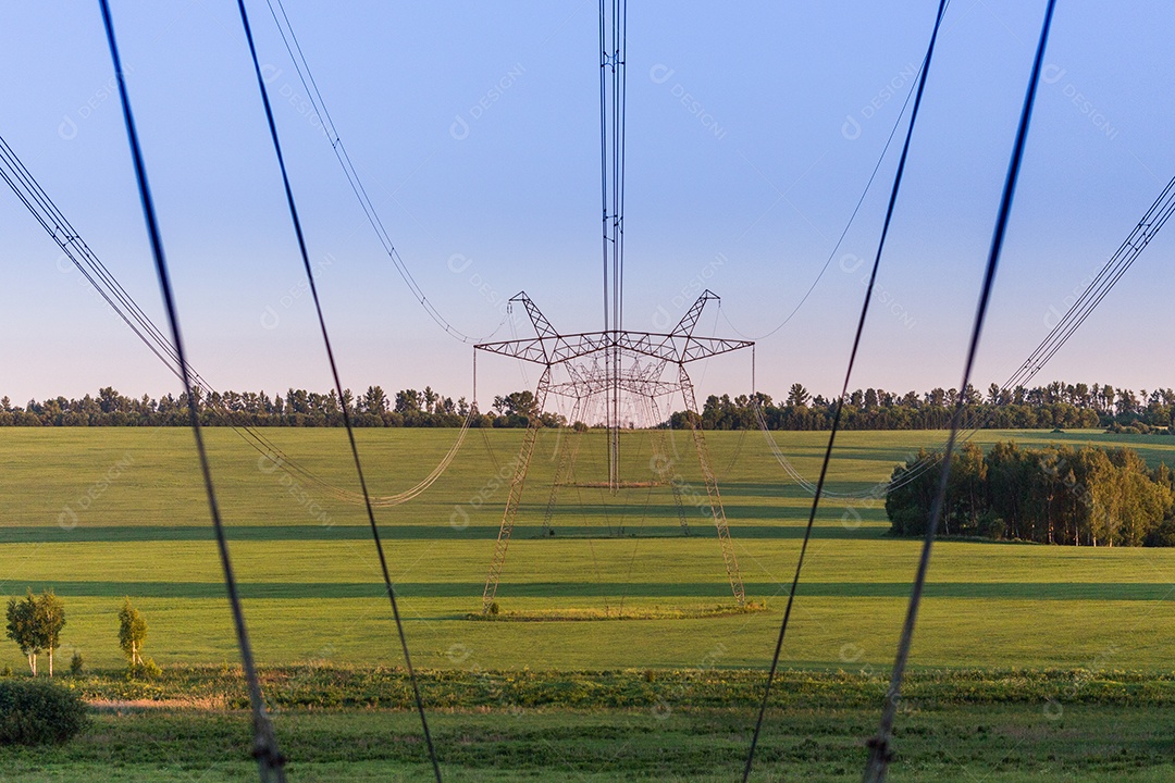 Enormes torres de energia elétrica em campo em dia de verão