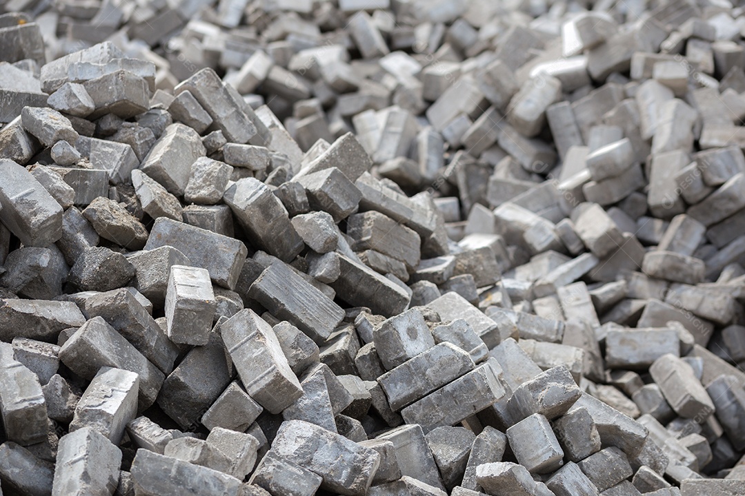 Pilha de tijolos de pavimento cinza desmontados com foco seletivo