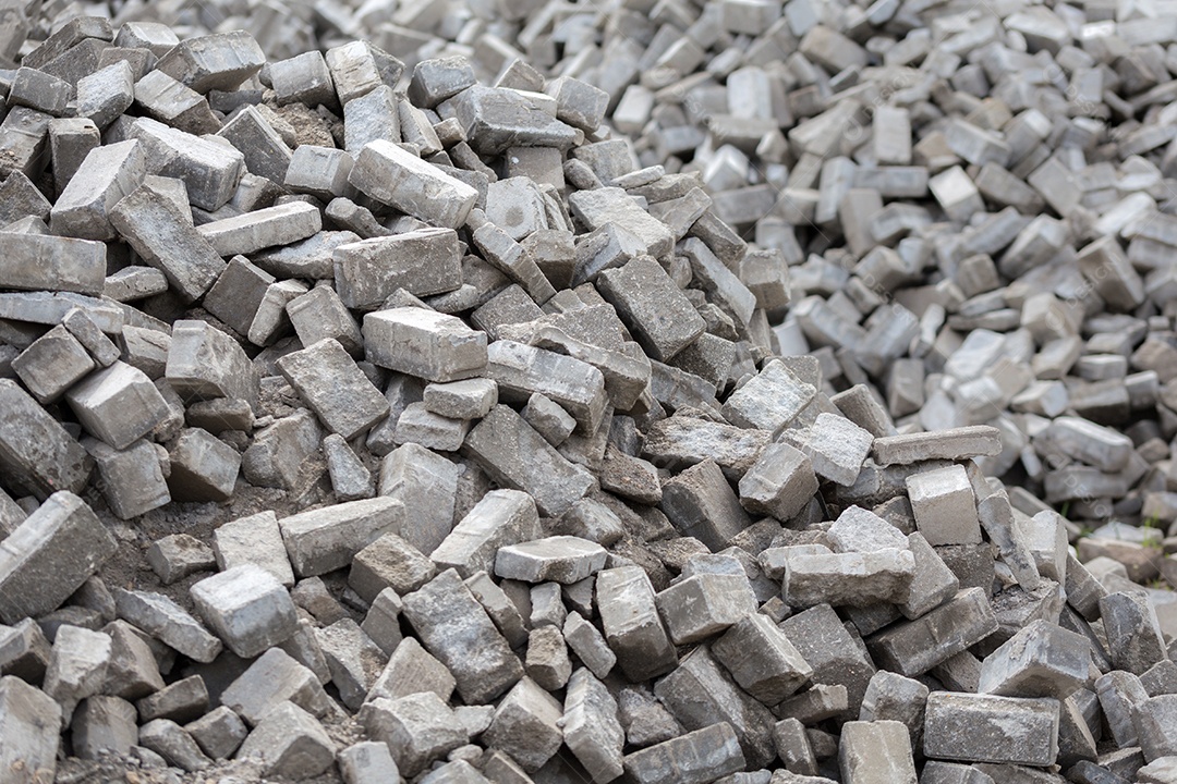 Pilha de tijolos de pavimento cinza desmontados com foco seletivo