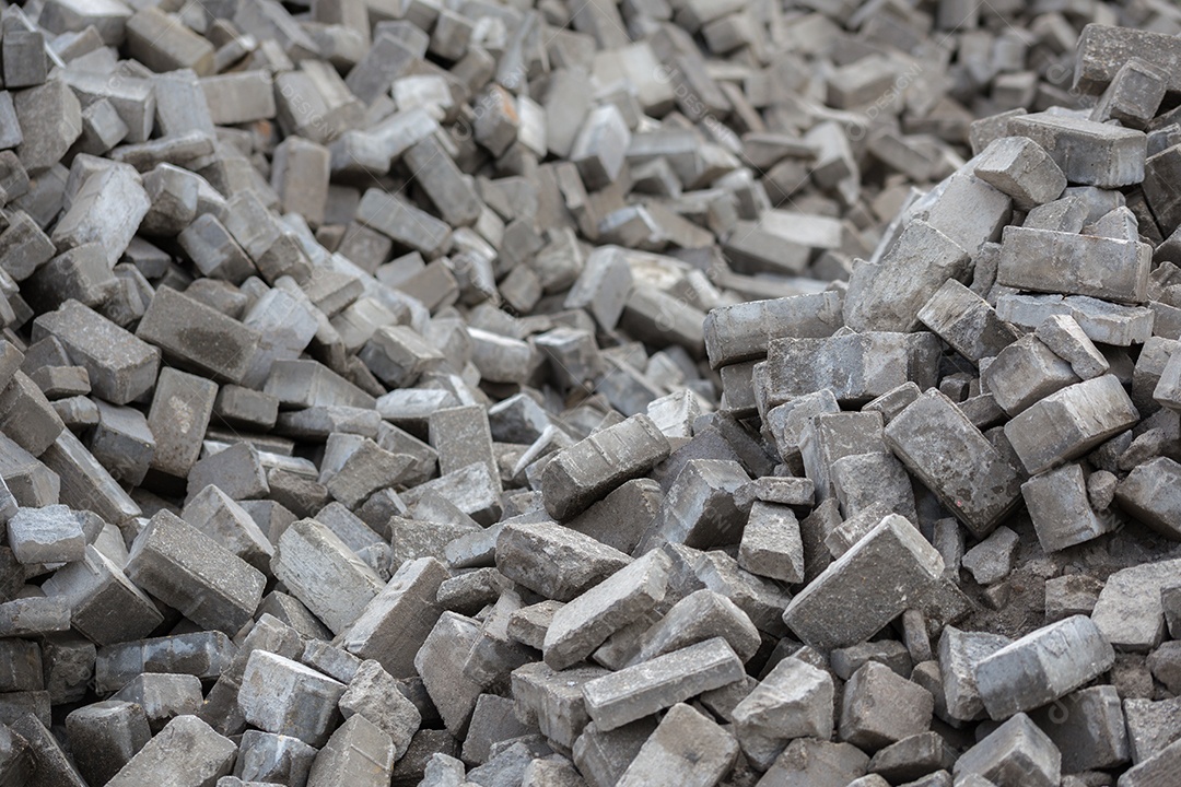 Pilha de tijolos de pavimento cinza desmontados com foco seletivo