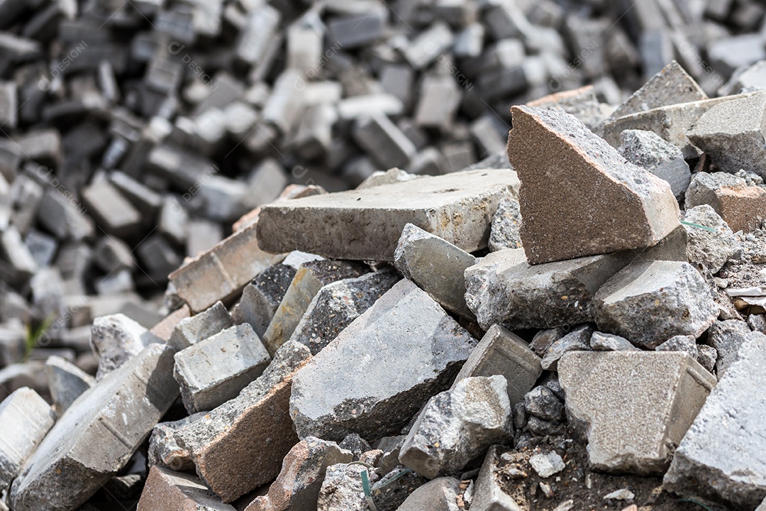 Pilha de tijolos de pavimento cinza desmontados com foco seletivo
