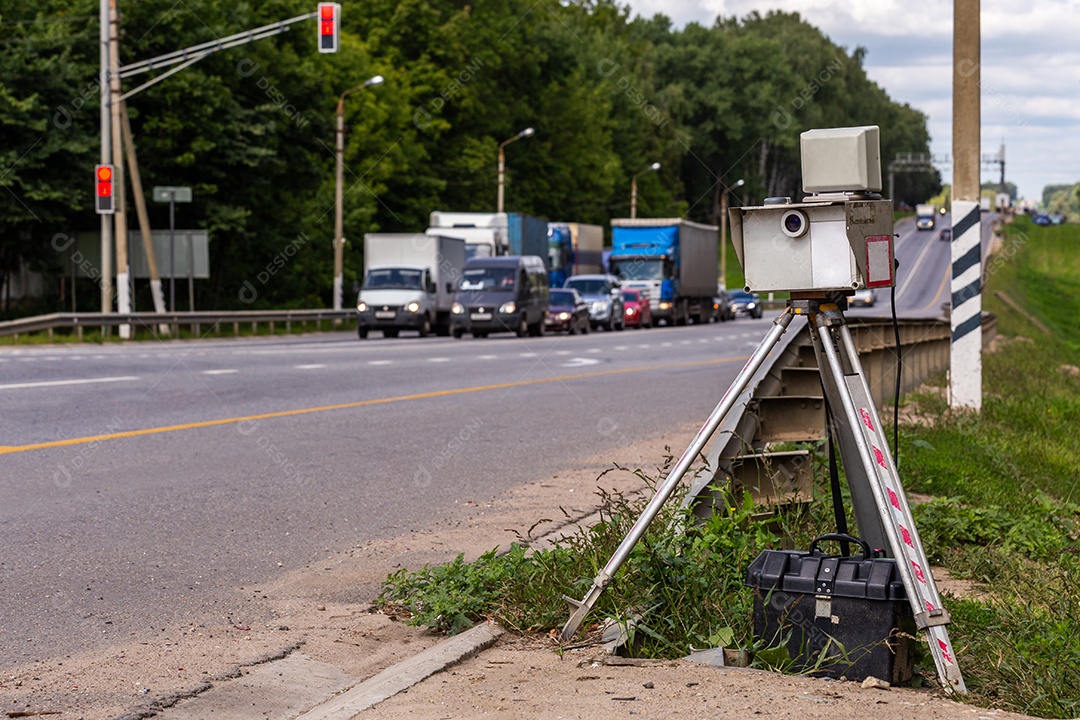 Dispositivo de radar móvel funcionando em estrada diurna de verão com trânsito confuso