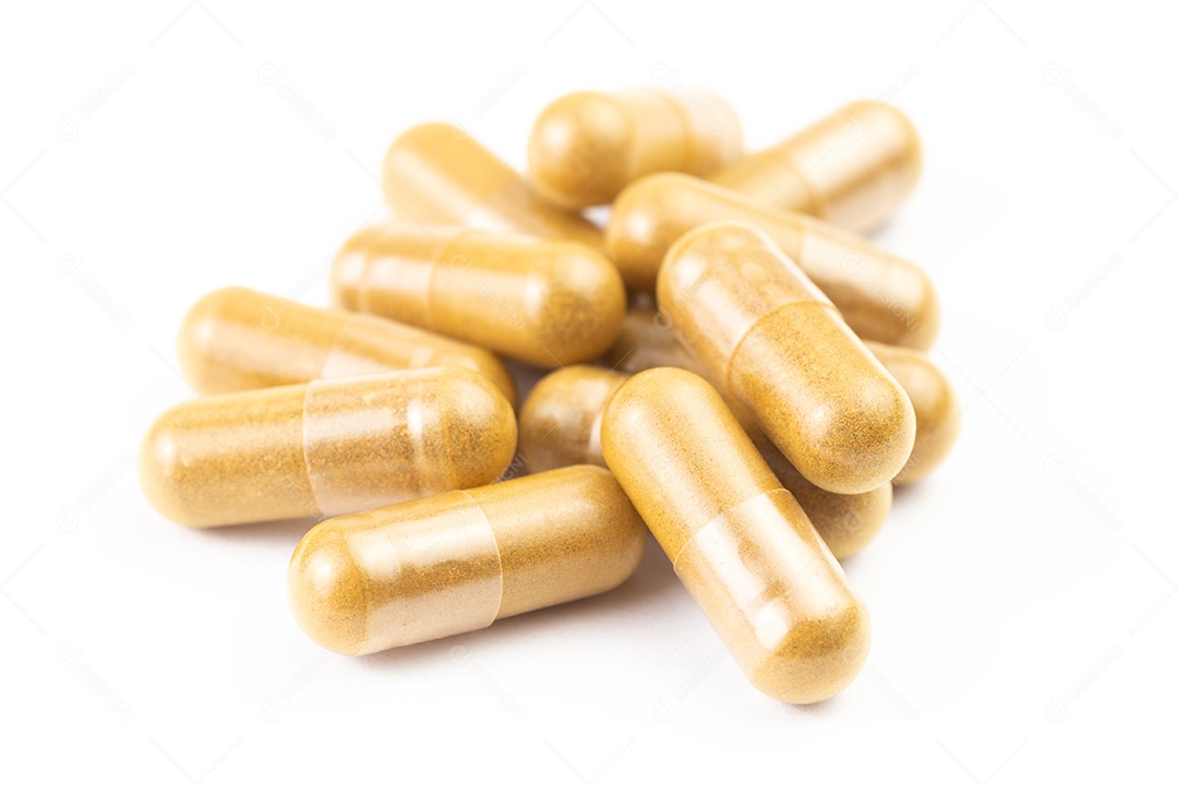 Pilha de cápsulas orgânicas isoladas em fundo branco closeup com foco seletivo