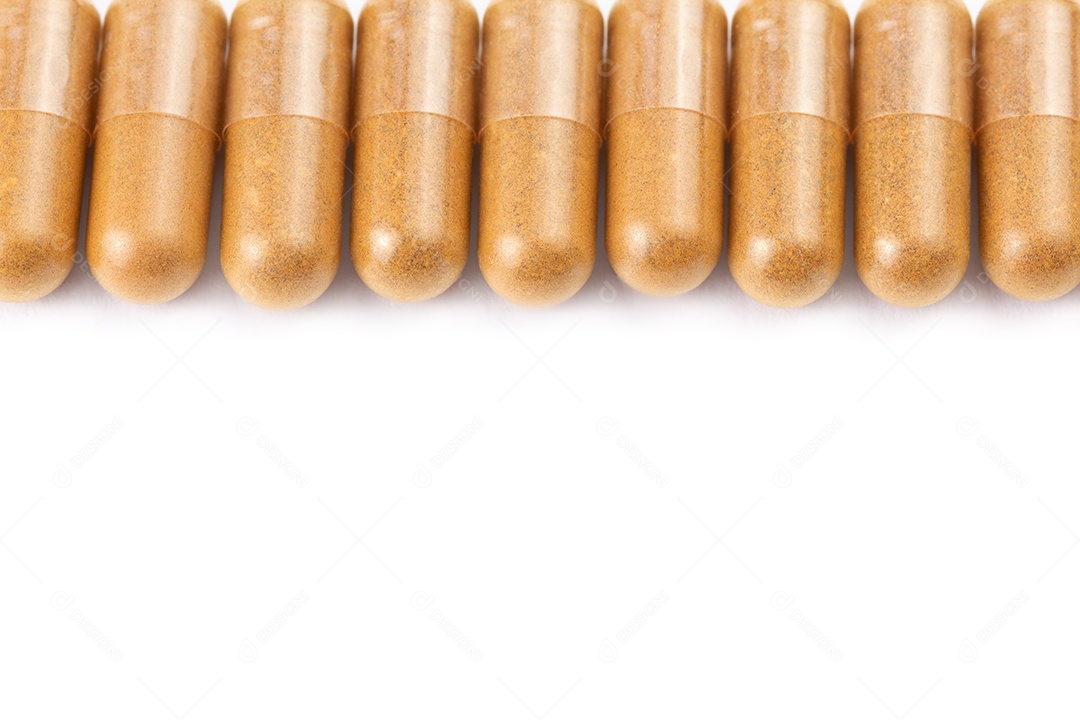 Pilha de cápsulas orgânicas isoladas em fundo branco closeup com foco seletivo