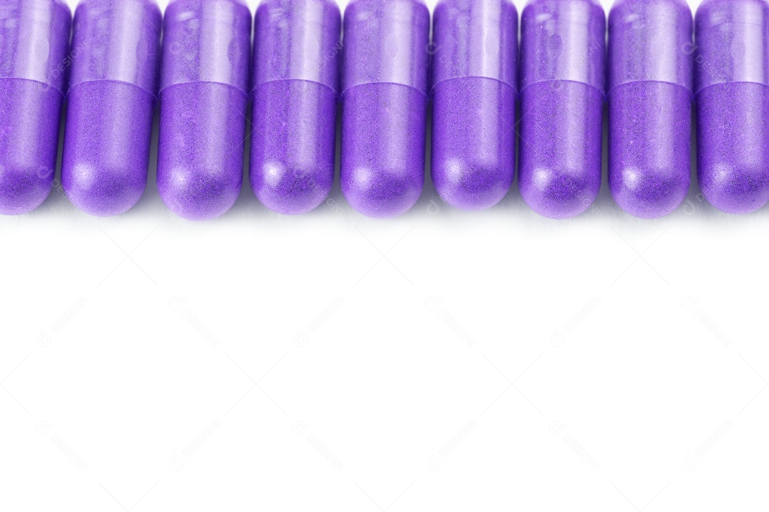 Pilha de cápsulas orgânicas isoladas em fundo branco closeup com foco seletivo