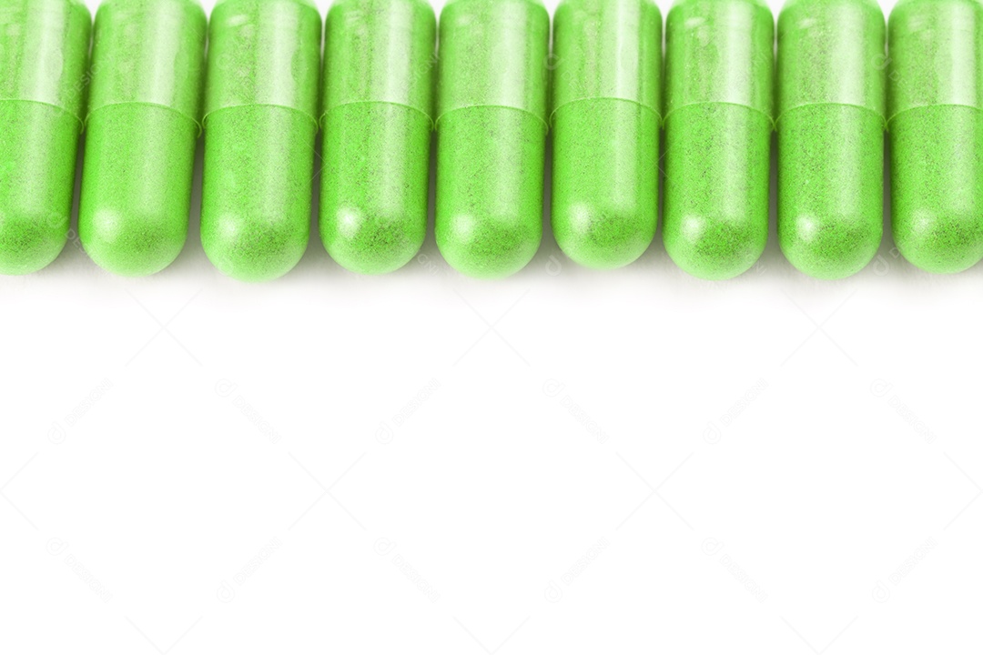 Cápsulas orgânicas de plástico isolada em fundo branco closeup