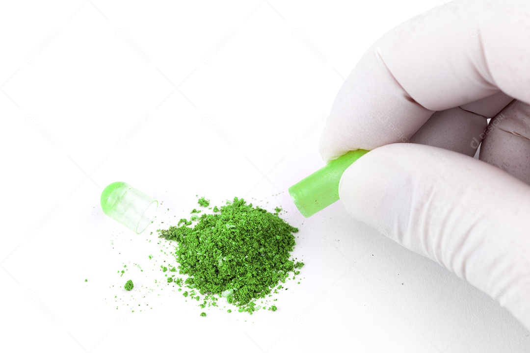 Pilha de cápsulas orgânicas isoladas em fundo branco closeup com foco seletivo