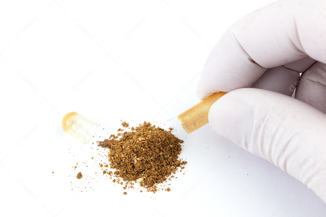 Pilha de cápsulas orgânicas isoladas em fundo branco closeup com foco seletivo