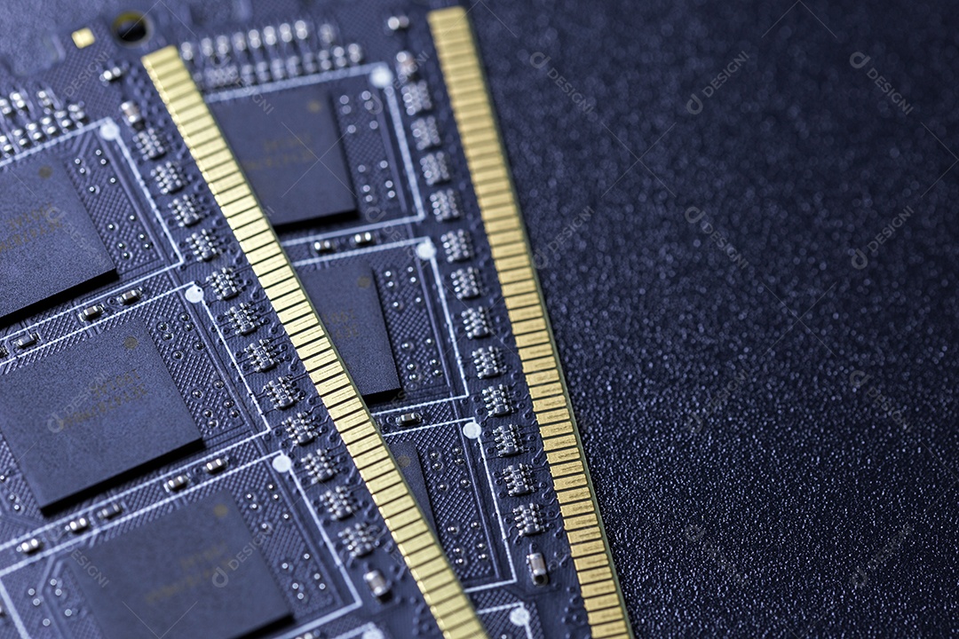 Fundo universal escuro de close-up de memória ram de PC preto com foco seletivo