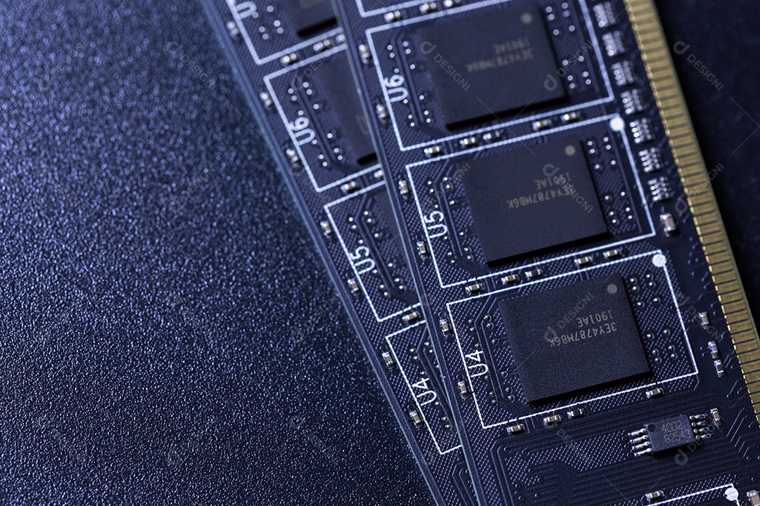 Fundo universal escuro de close-up de memória ram de PC preto com foco seletivo