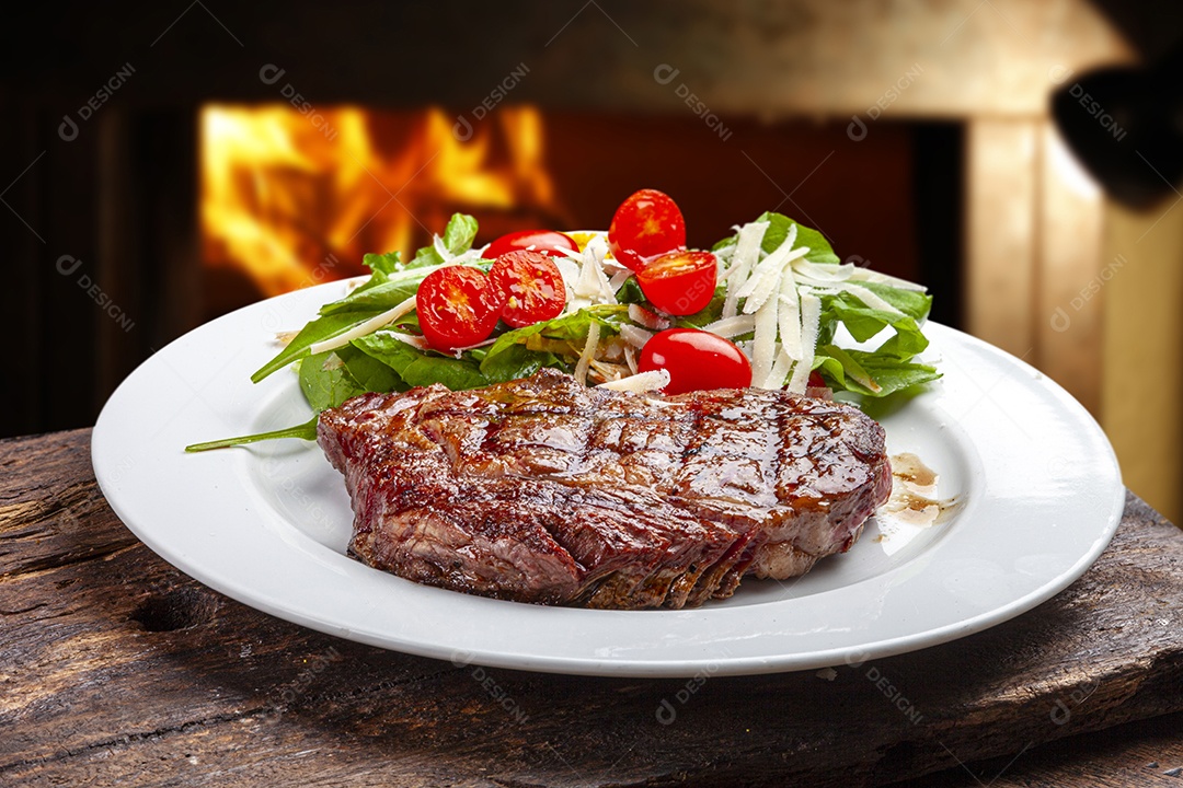 Bife grelhado com salada