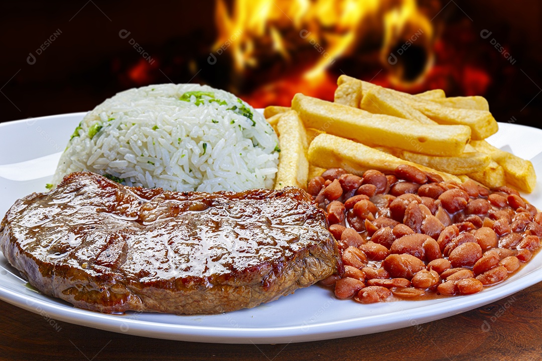 Carne grelhada arroz feijao batata frita