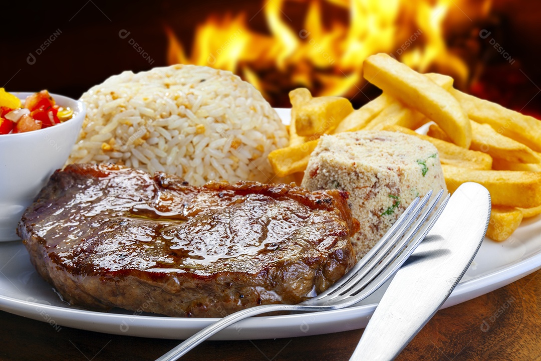 Carne grelhada com batata frita arroz farofa vinagrete