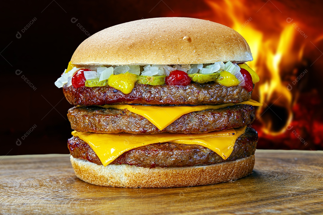 Hamburguer com carne tripla e salada