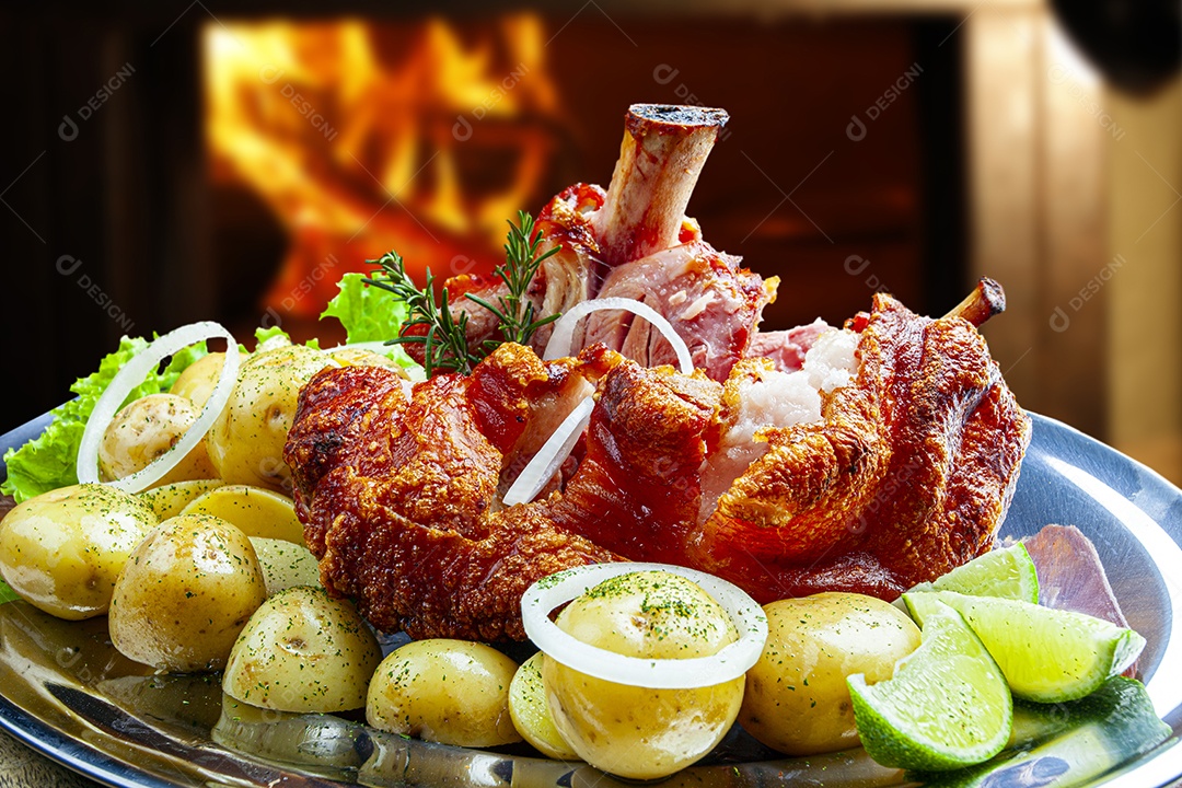 Joelho de porco assado com batatas e limão