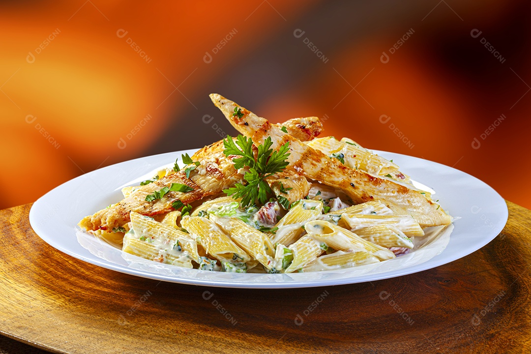 Macarrão ao molho branco comfrango grelhado