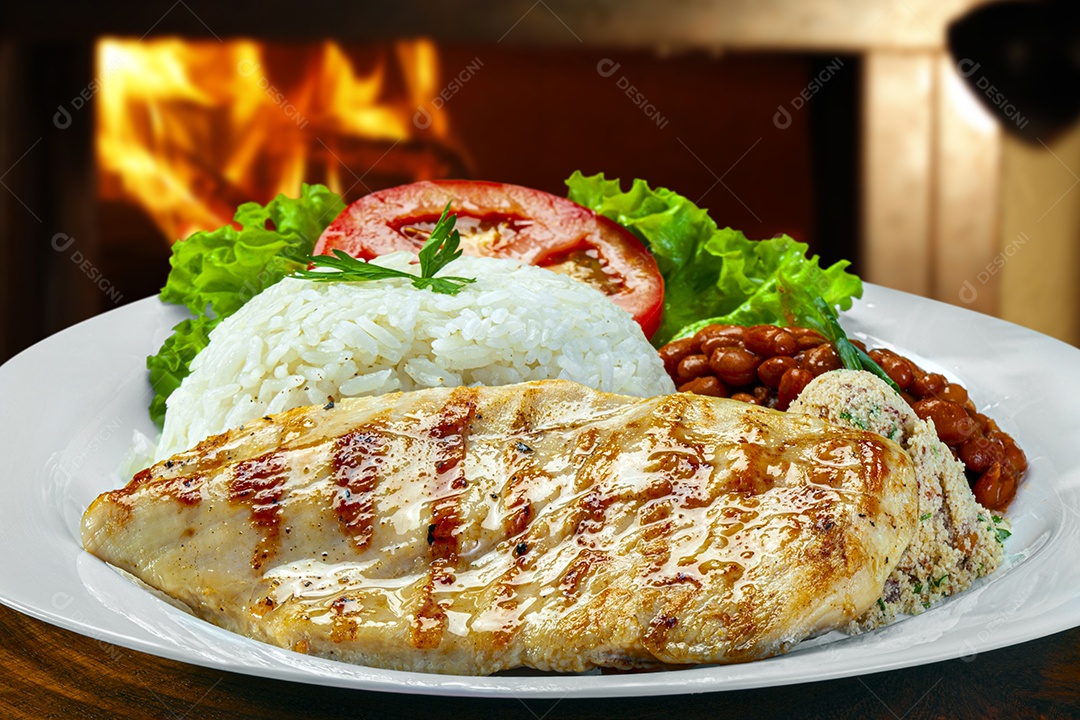 Peito de frango com arroz feijao e farofa