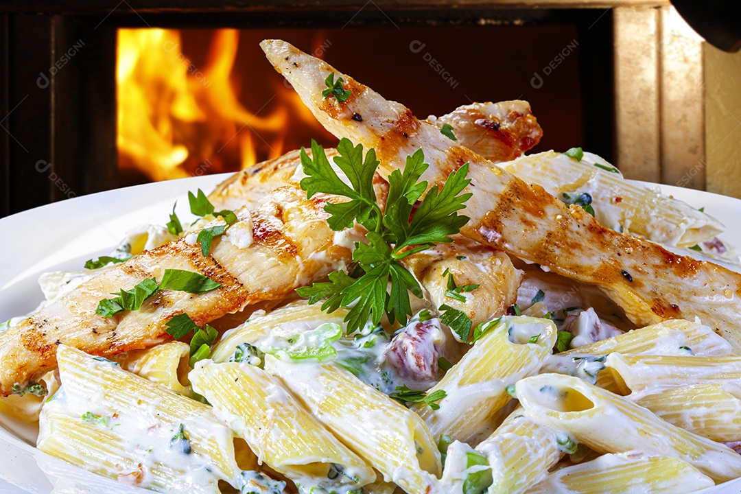 Peito de frango grelhado com penne