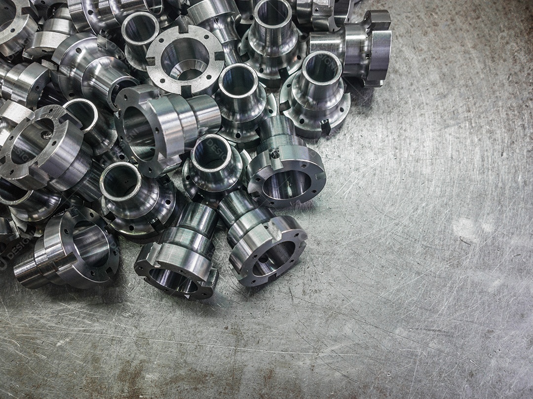 Fundo de peças metálicas brilhantes com foco seletivo sob luz solar direta