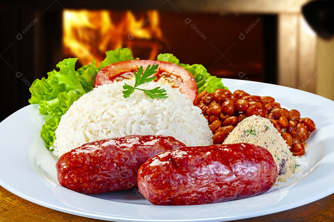 Prato com linguiça arroz feijao salada e farofa